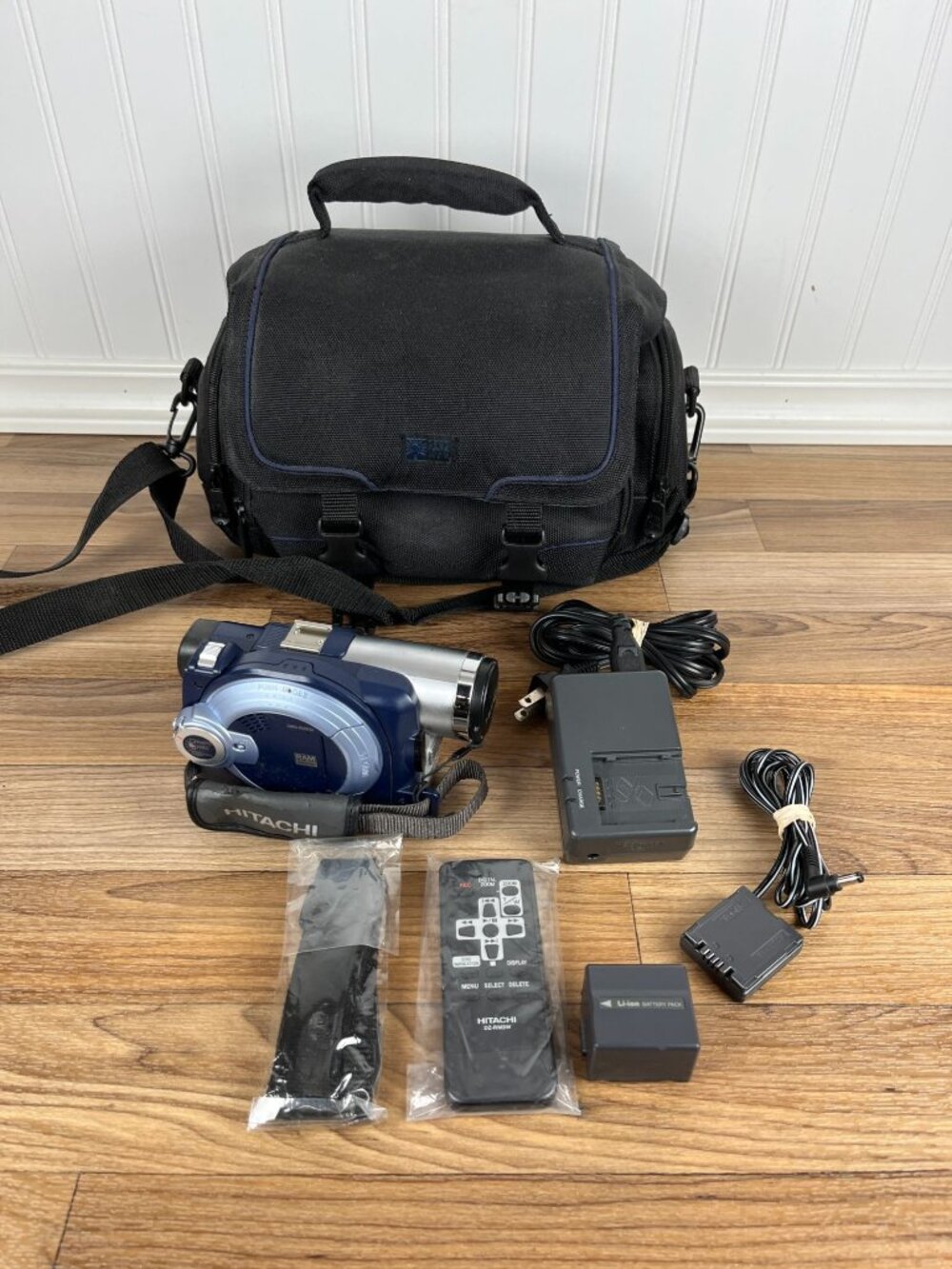 Vintage Hitachi DZ-MV550A DVD Camcorder - 18x Optical Zoom - Bundle W Bag